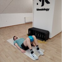Vaje za primikalke kolka Stisk pilates žoge - pokrčene noge www.trening.si